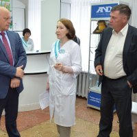 В селе Одесское Губернатор Виктор Назаров проинспектировал местную аптеку и площадку строительства крытого катка