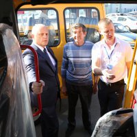Губернатор Виктор Назаров оценил качество прибывших в регион школьных автобусов