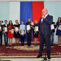 Виктор Назаров вручил денежные премии талантливым школьникам и студентам