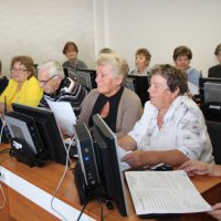 Более 400 омских пенсионеров смогли обучиться компьютерной грамотности в рамках благотворительной программы