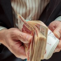 Доходы омичей уменьшились на 2300 рублей