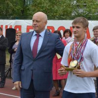 Губернатор Виктор Назаров вручил ключ от нового пришкольного стадиона лучшему спортсмену школы №41