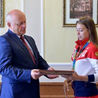Губернатор Виктор Назаров вручил Вере Бирюковой сертификат на денежное вознаграждение по итогам выступлений на Олимпиаде-2016