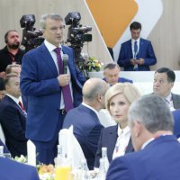 Губернатор Виктор Назаров принял участие в деловом завтраке Сбербанка, на котором обсуждали бюджетную политику страны