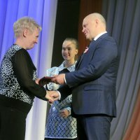 Губернатор Виктор Назаров вручил награды педагогам, удостоенным почетных званий