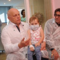 Губернатор Виктор Назаров и Народный артист СССР Юрий Башмет посетили гематологическое отделение Областной детской клинической больницы