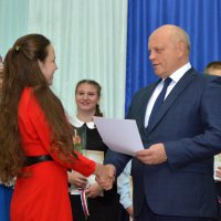 Губернатор Виктор Назаров вручил денежные поощрения талантливым омским школьникам и студентам
