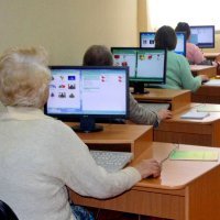 В рамках совместного проекта Минтруда и ПФР в Омской области пожилых людей обучают компьютерной грамотности