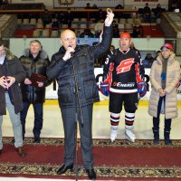 Вбрасыванием шайбы Губернатор Виктор Назаров открыл второй чемпионат Ночной хоккейной лиги в Омской области