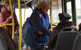 Жители Омска смогут оплачивать проезд в троллейбусах и трамваях смартфонами