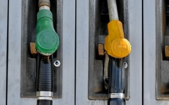 В Омске стоимость бензина упала на 15 копеек