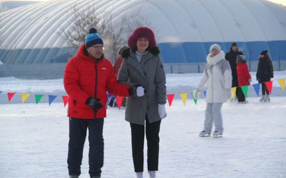 Мэр Омска Оксана Фадина вышла на лед во время «Рождественских катаний»
